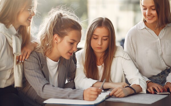 Matura na 100%? Sprawdź, jak kursy ułatwiają naukę i oszczędzają czas!